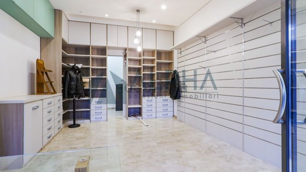 locale commerciale in affitto a Forlì