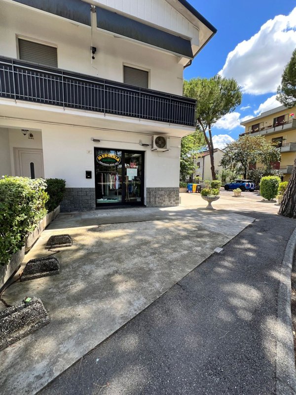 locale commerciale in affitto a Forlì