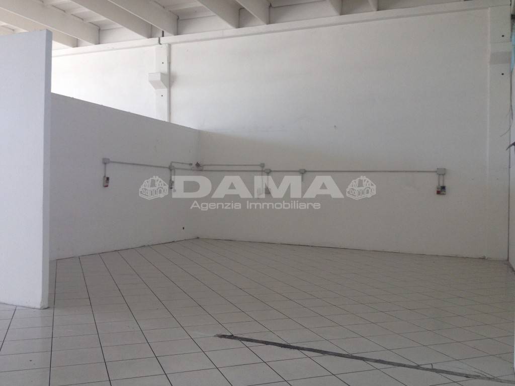 locale commerciale in affitto a Forlì in zona Coriano
