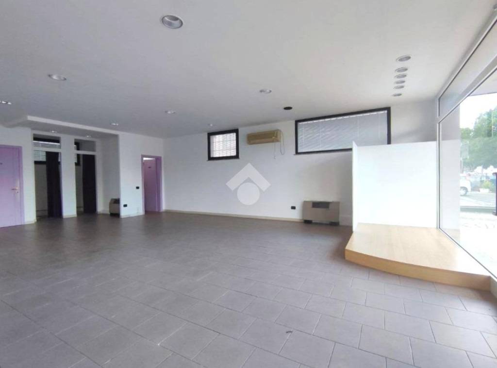 negozio in affitto a Forlì in zona Cava