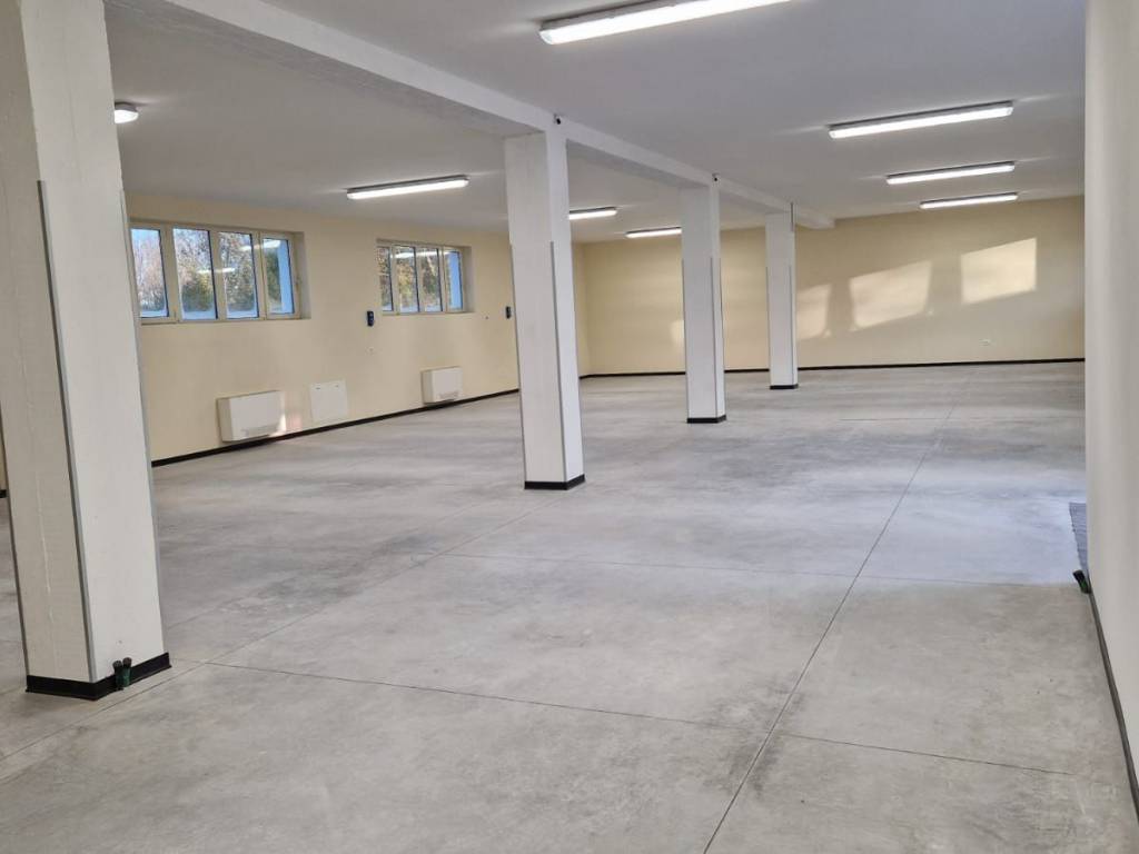 locale commerciale in affitto a Forlì in zona Cà Ossi