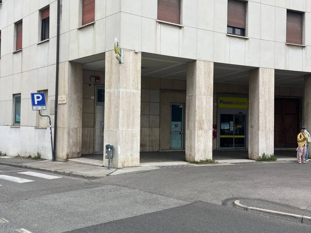 negozio in affitto a Forlì in zona Cà Ossi