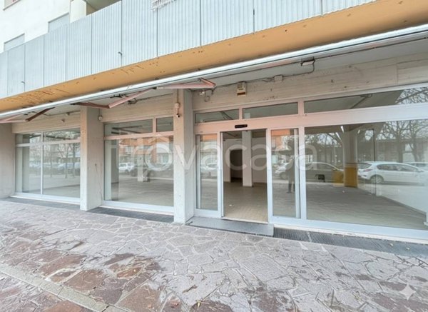 negozio in affitto a Forlì in zona Coriano