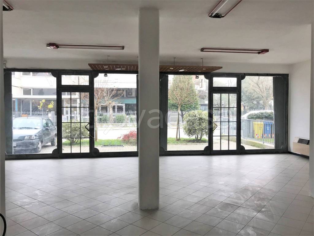 negozio in affitto a Forlì in zona Ospedaletto