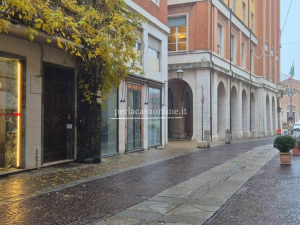 negozio in affitto a Forlì in zona Centro Storico