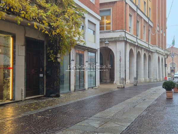 negozio in affitto a Forlì in zona Centro Storico