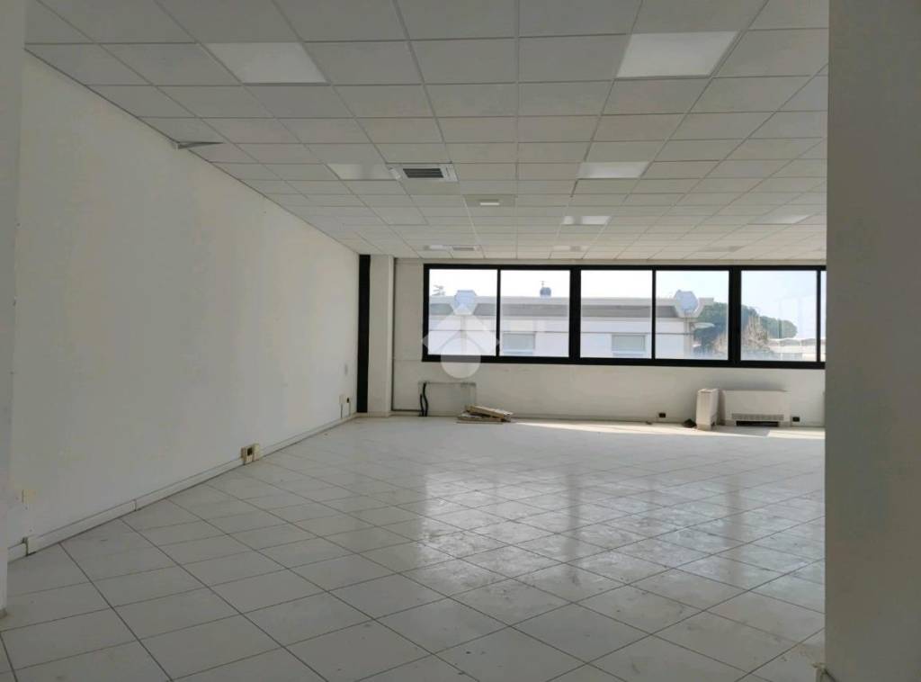 locale commerciale in affitto a Forlì in zona Coriano