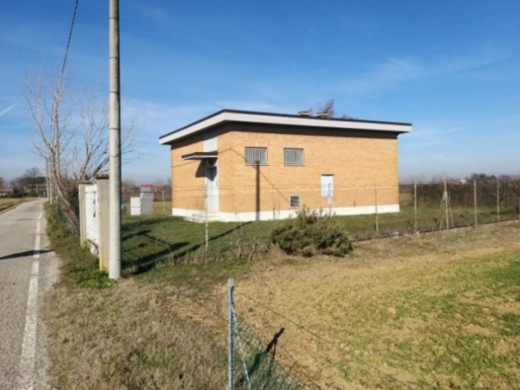 locale commerciale in affitto a Forlì in zona Quattro