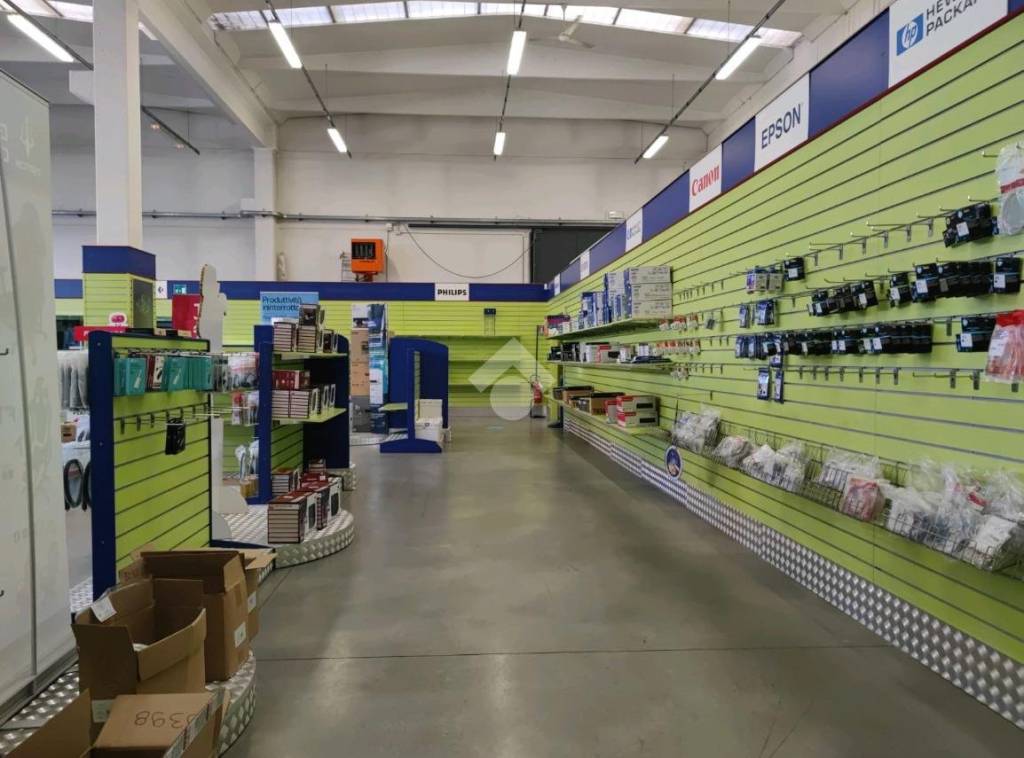 locale commerciale in affitto a Forlì in zona Coriano