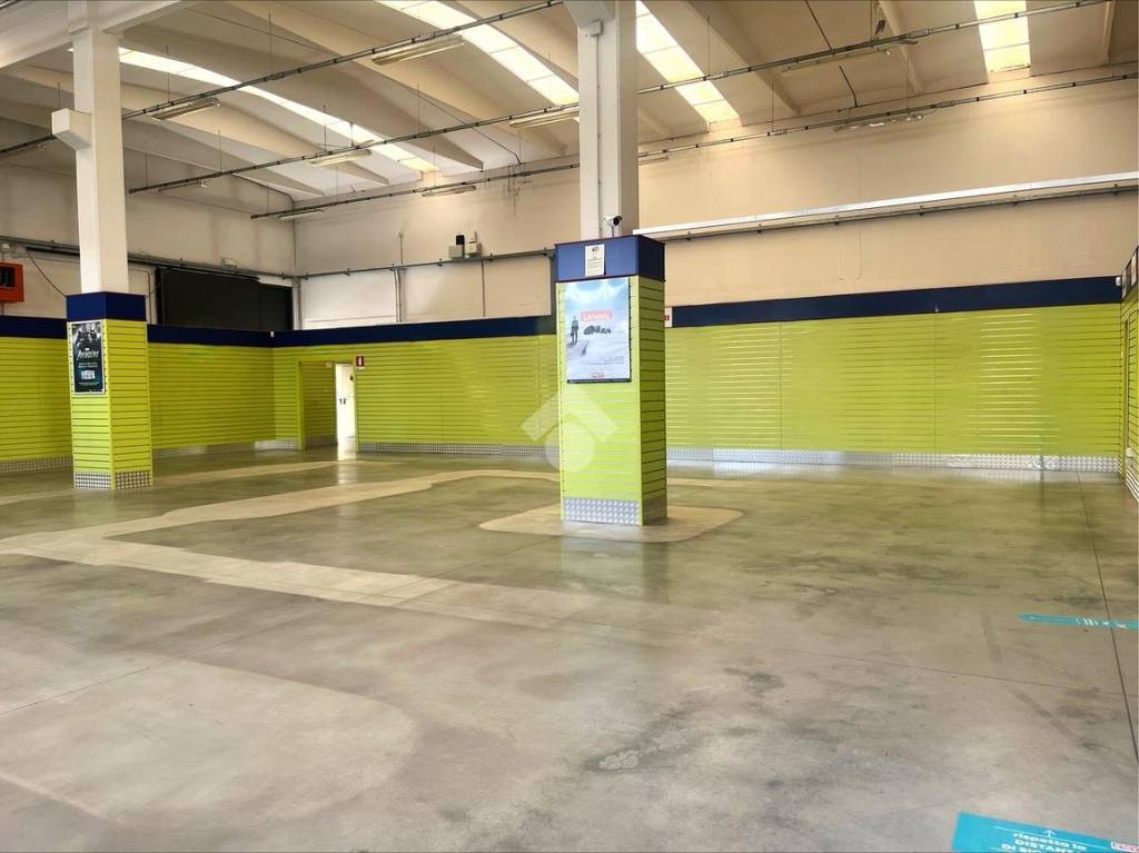 locale commerciale in affitto a Forlì in zona Coriano