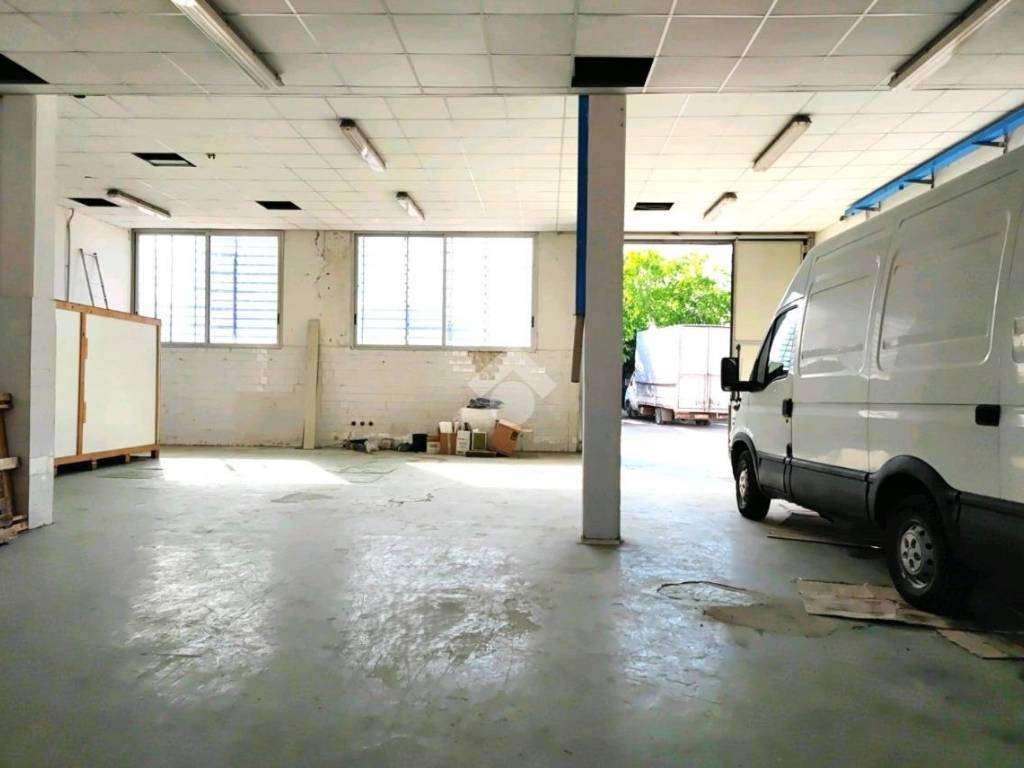locale commerciale in affitto a Forlì