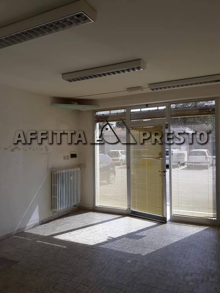 negozio in affitto a Forlì in zona Cava