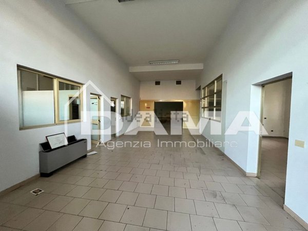 locale commerciale in affitto a Forlì