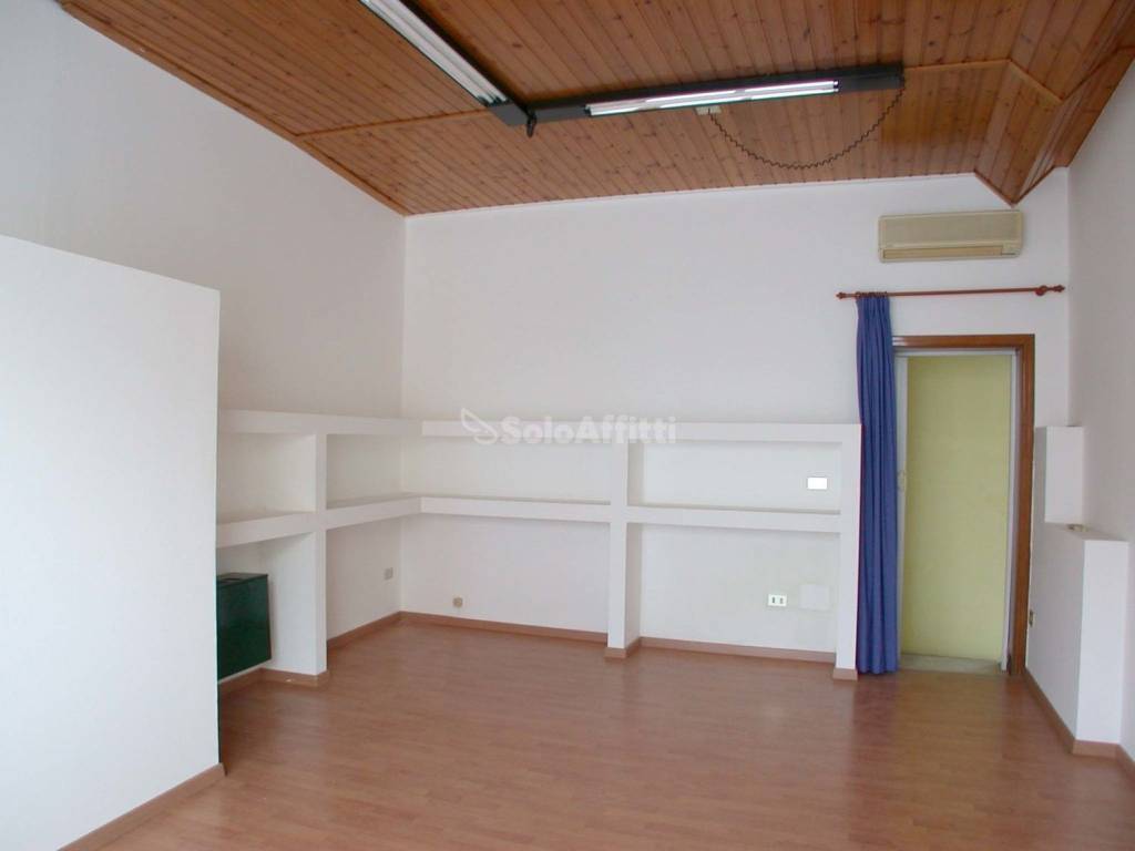 negozio in affitto a Cartoceto in zona Lucrezia