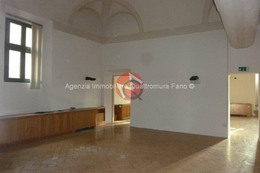 negozio in affitto a Fano
