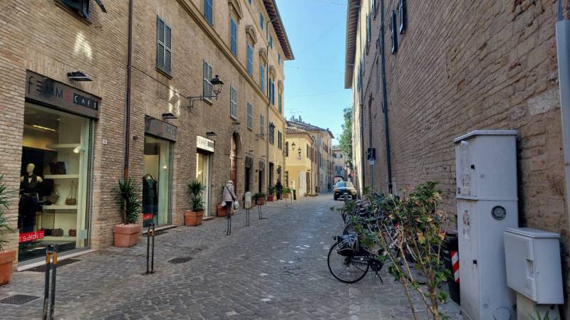 negozio in affitto a Fano