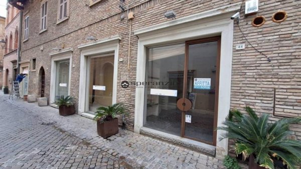 negozio in affitto a Fano
