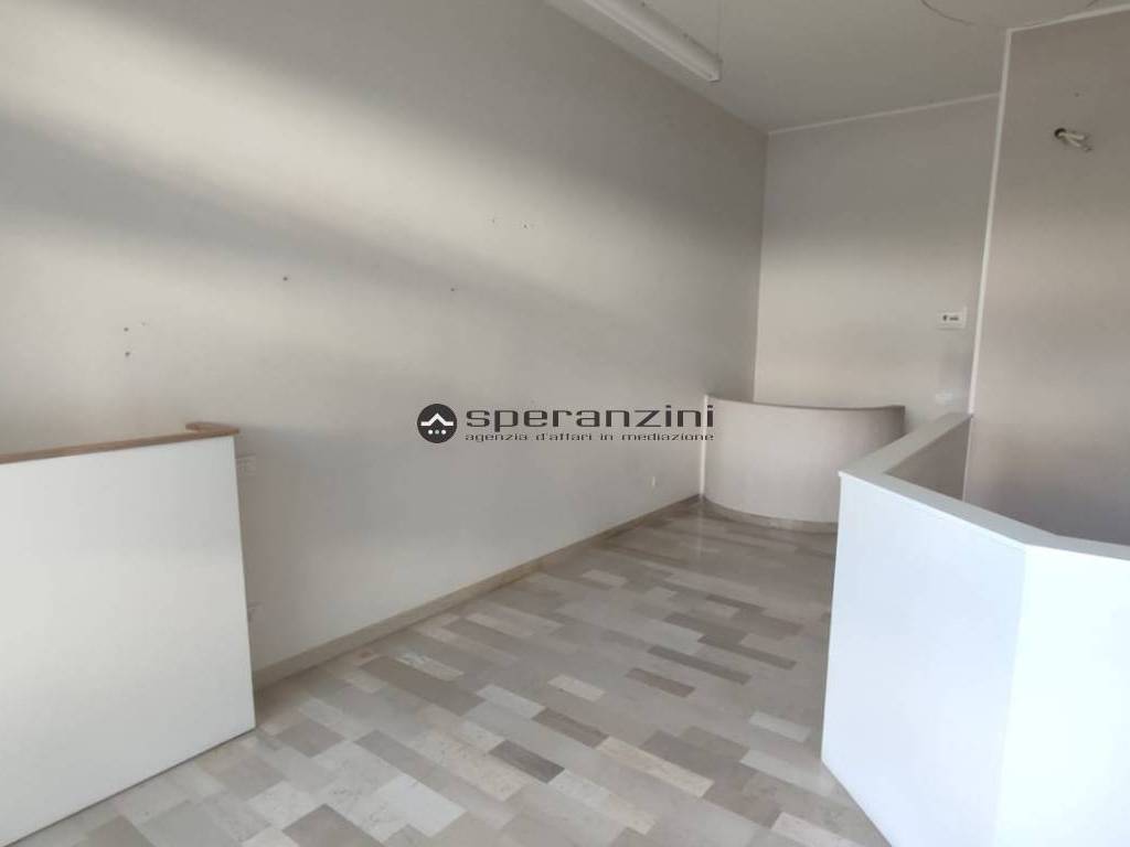 locale commerciale in affitto a Fano
