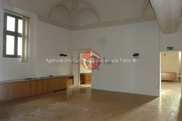 locale commerciale in affitto a Fano