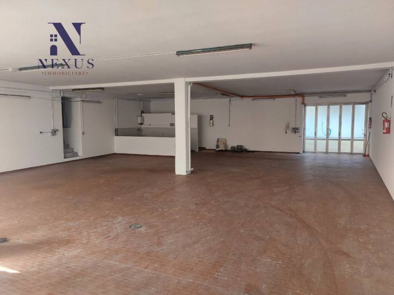 locale commerciale in affitto a Fano