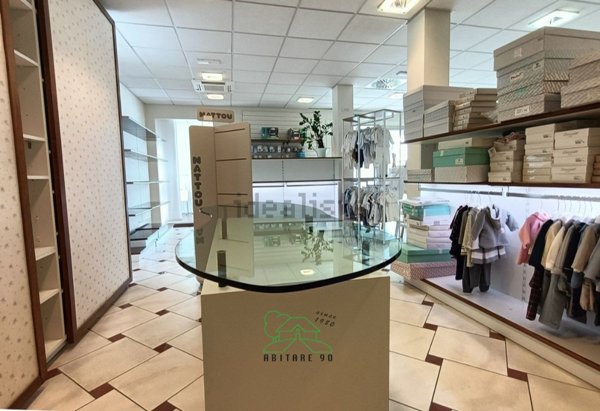 locale commerciale in affitto a Fano