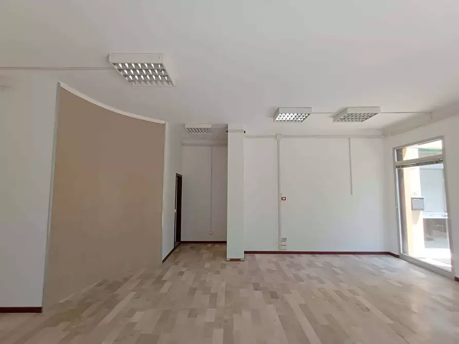 locale commerciale in affitto a Fano