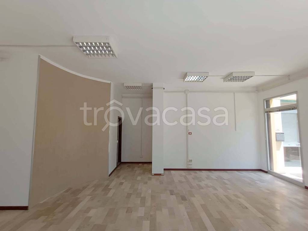 locale commerciale in affitto a Fano