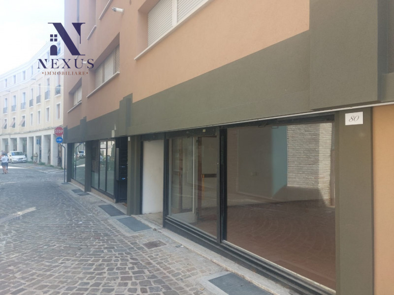 negozio in affitto a Fano
