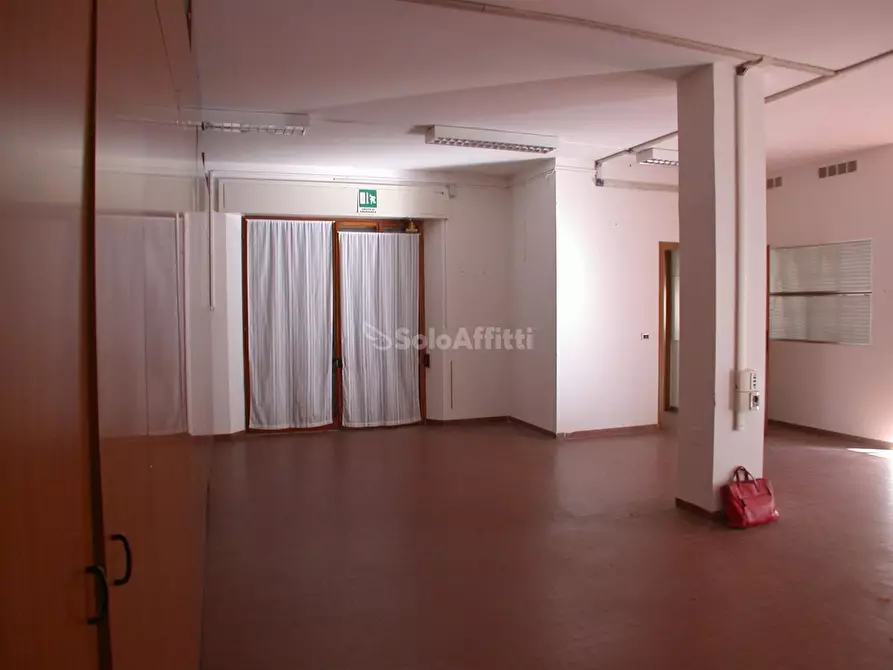 locale commerciale in affitto a Fano