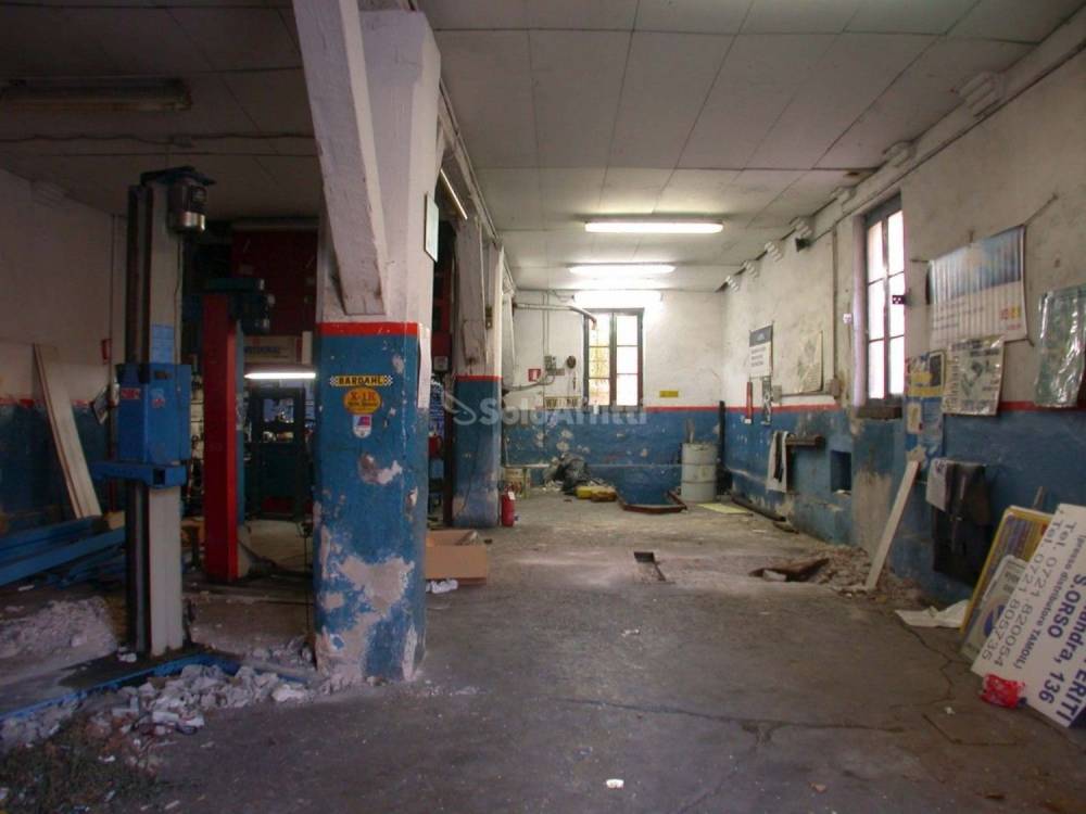 locale commerciale in affitto a Fano