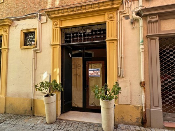 locale commerciale in affitto a Fano