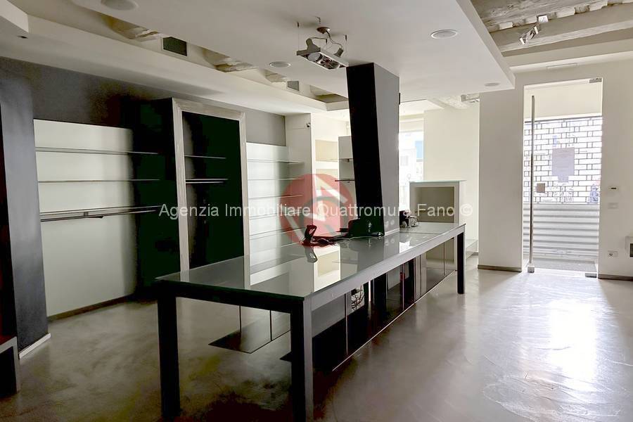 negozio in affitto a Fano
