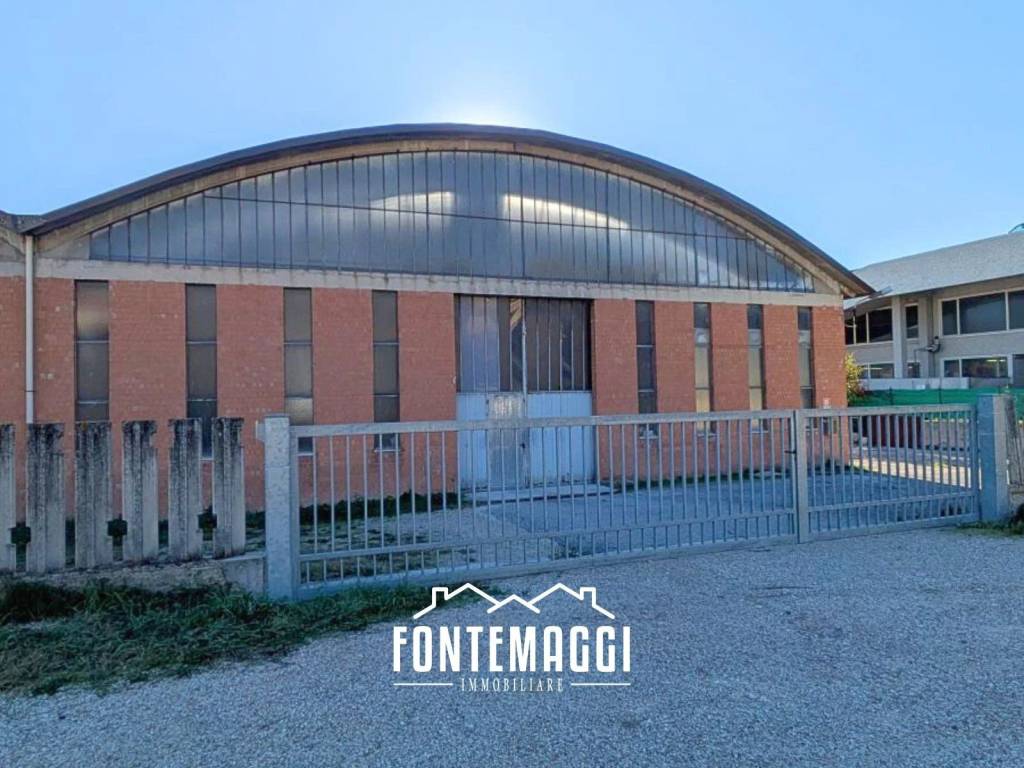 locale commerciale in affitto a Fano