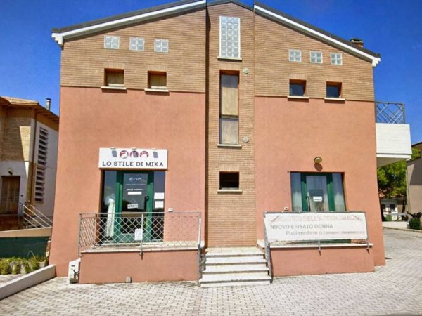 negozio in affitto a Fano in zona Rosciano