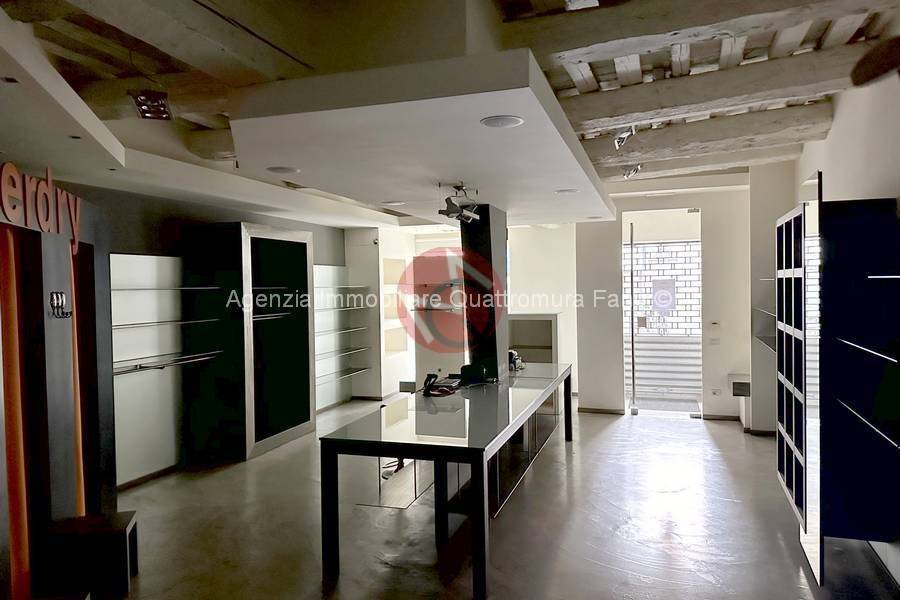 negozio in affitto a Fano