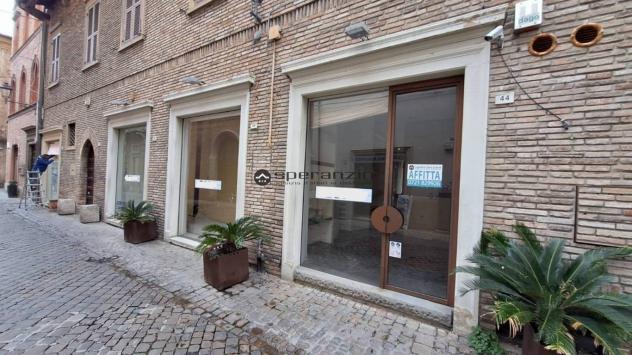 locale commerciale in affitto a Fano