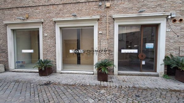 locale commerciale in affitto a Fano