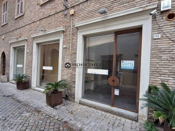 negozio in affitto a Fano