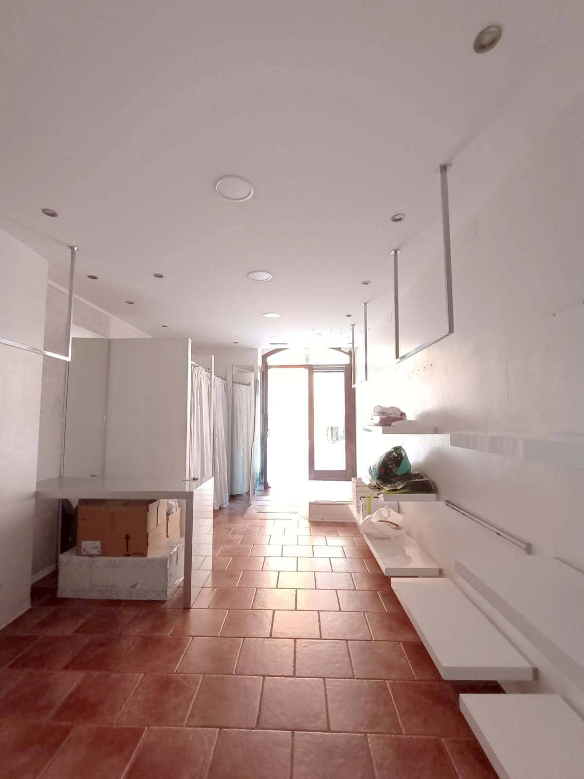 locale commerciale in affitto a Fano