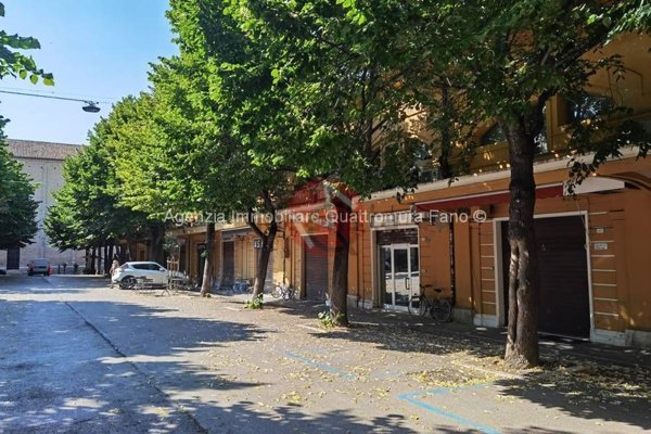 locale commerciale in affitto a Fano