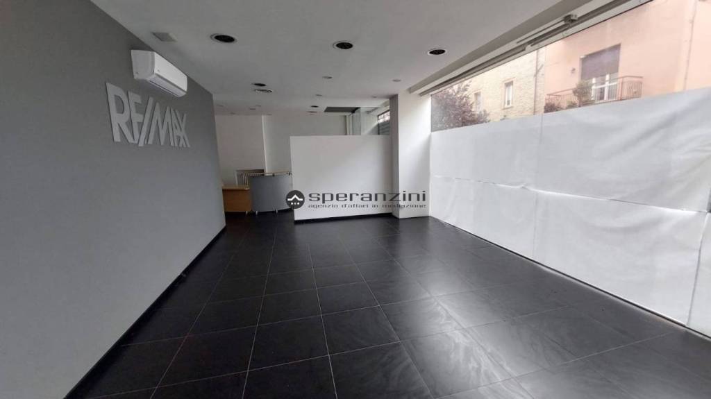 negozio in affitto a Fano