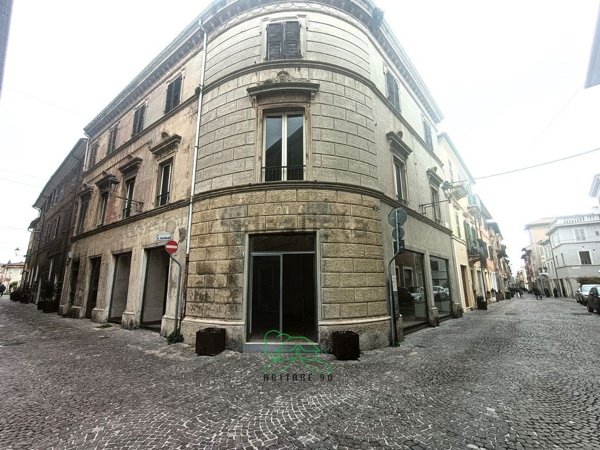 locale commerciale in affitto a Fano