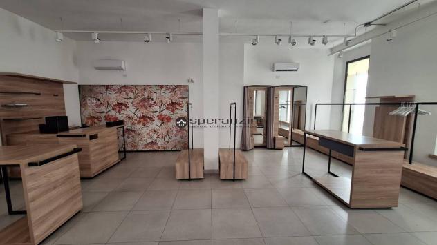 locale commerciale in affitto a Fano