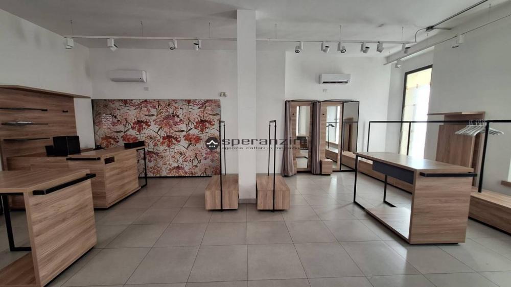 negozio in affitto a Fano