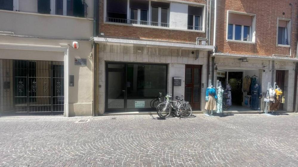negozio in affitto a Fano