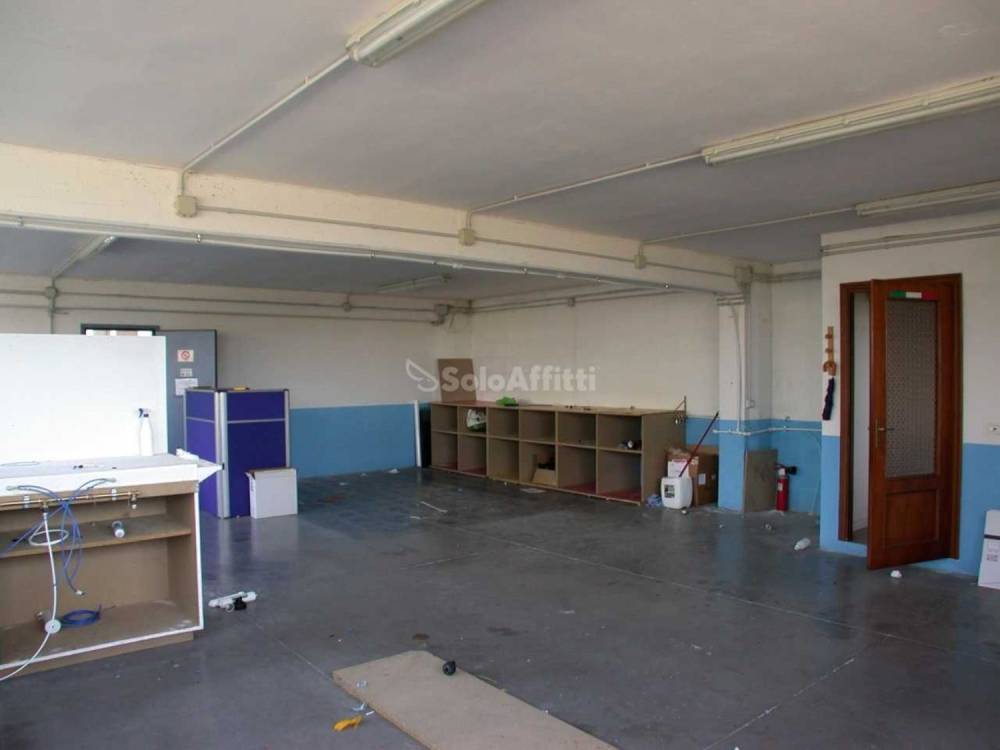 locale commerciale in affitto a Fano
