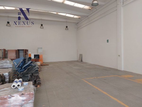 locale commerciale in affitto a Fano