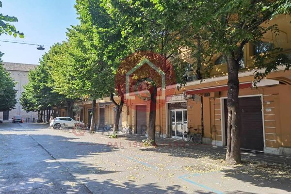 locale commerciale in affitto a Fano