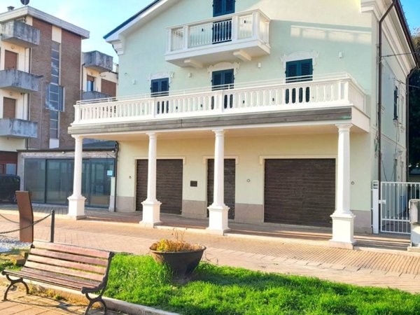 negozio in affitto a Mondolfo in zona Marotta