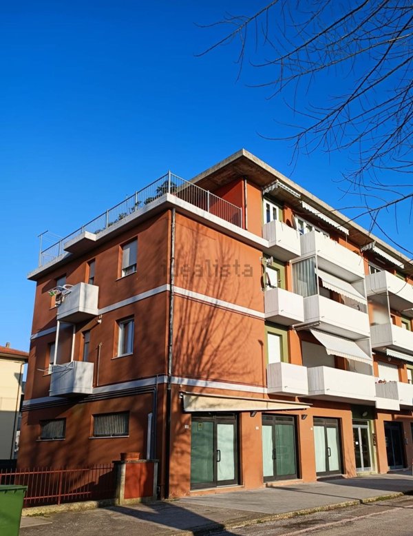 ufficio in affitto a Mondolfo in zona Marotta